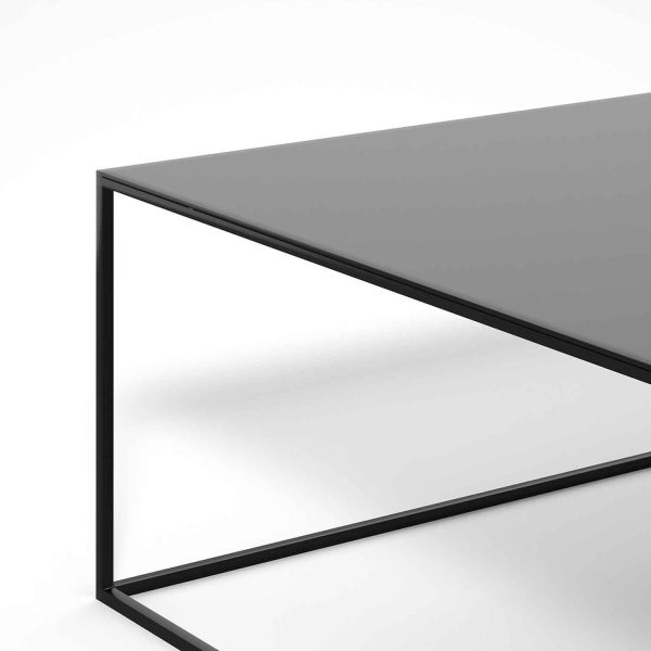 detalle de una esquina de la mesa de centro metálica negra
