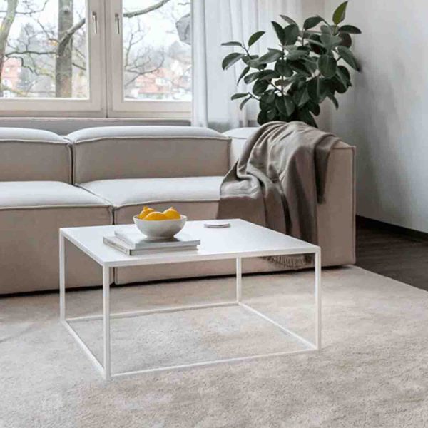 mesa metálica blanca ambientada