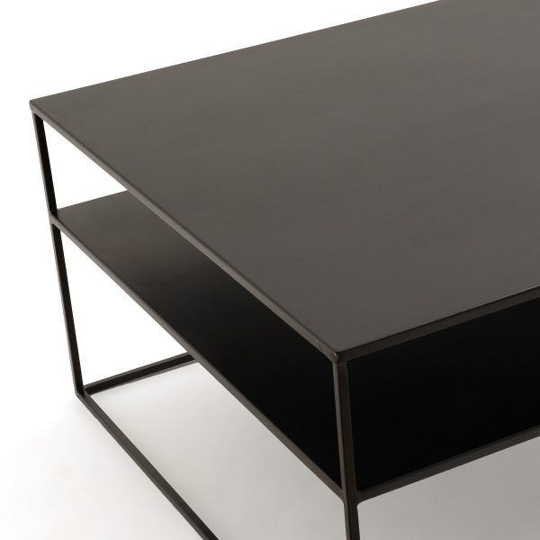 detalle superior de mesa de centro metálica negra