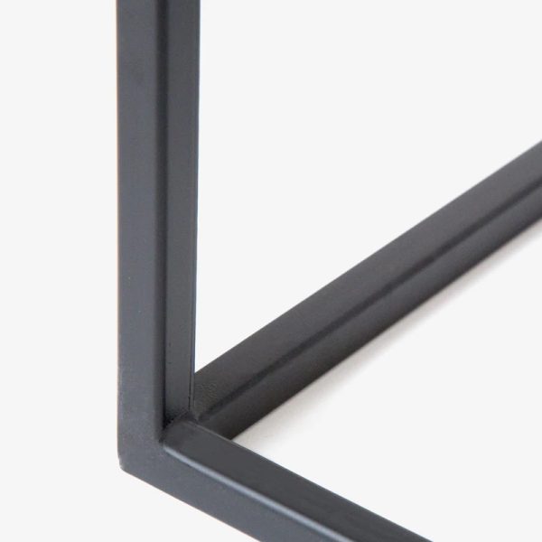 Detalle de las patas negras de mesa metálica