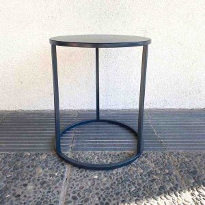 Mesa auxiliar Nes grafito 40×50 vista real de frente en el piso