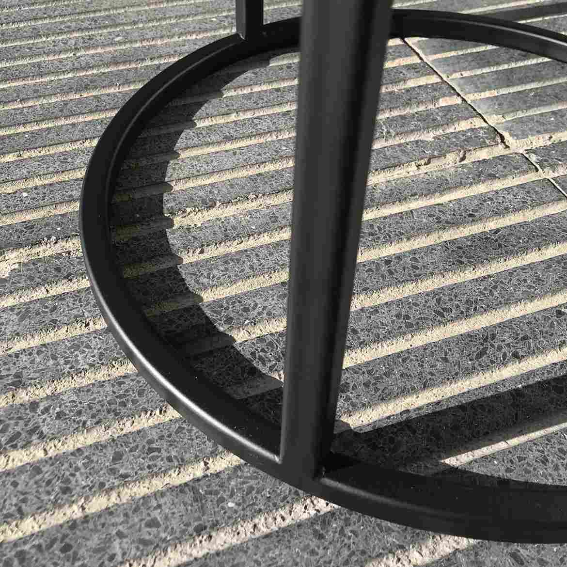 Mesa auxiliar metálica color Negro detalle inferior