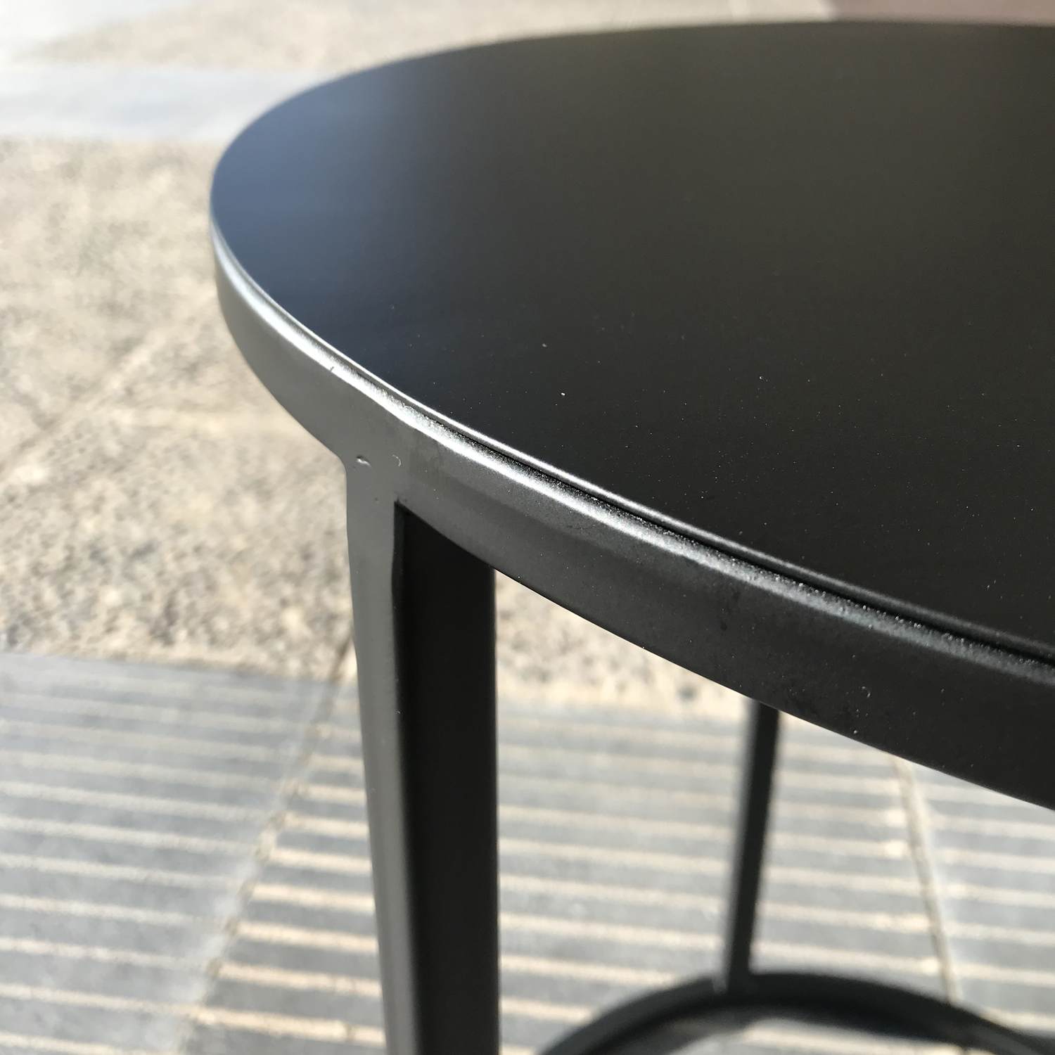 Mesa auxiliar metálica NES color Negro detalle superior