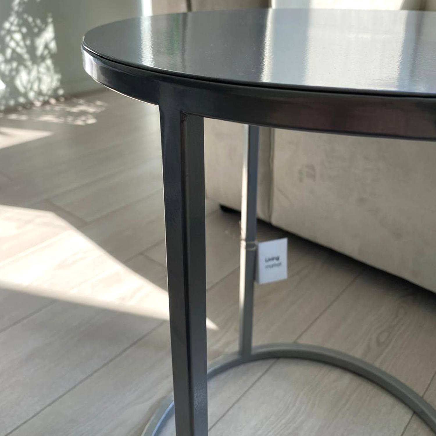 Detalle superior de Mesa auxiliar metálica Nes