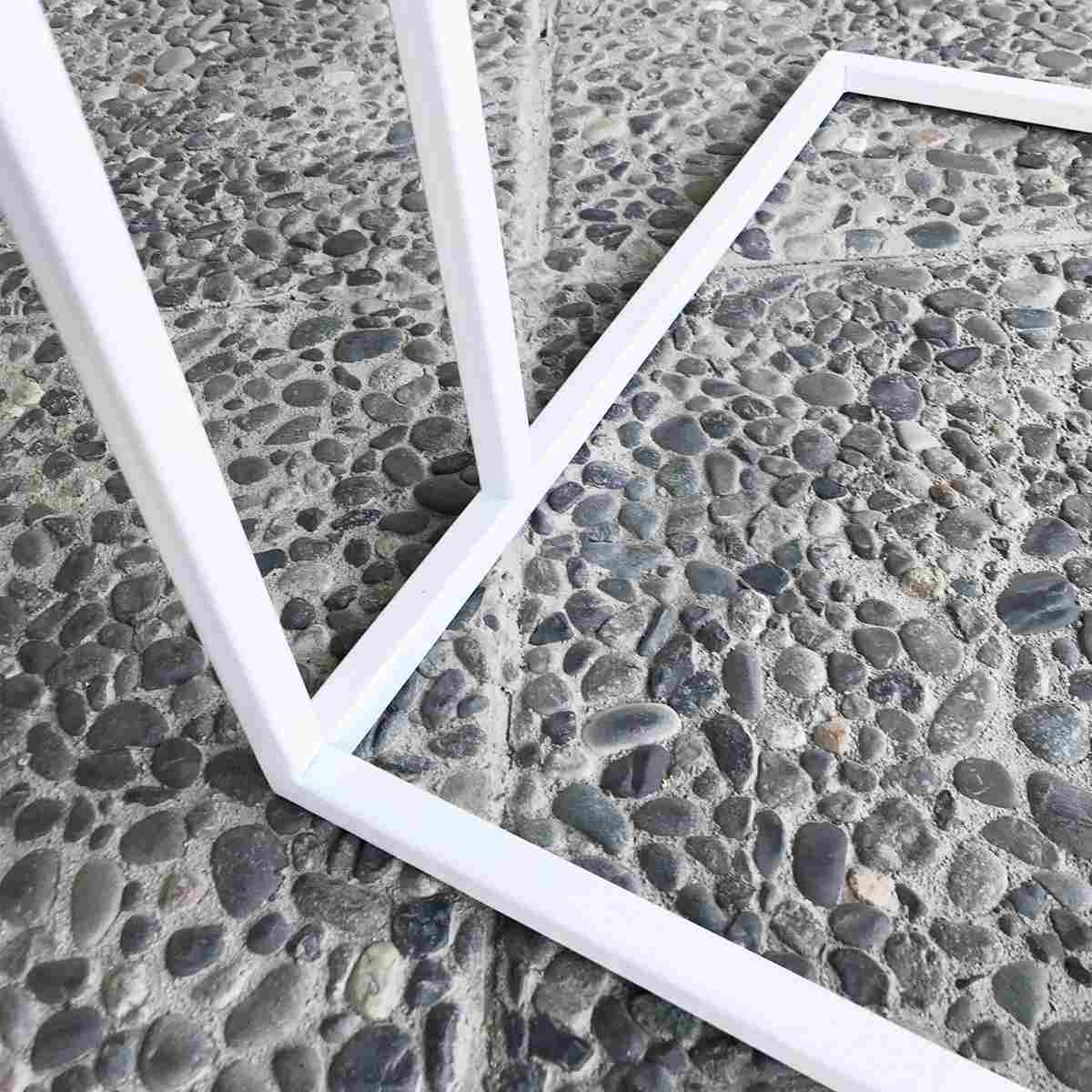 Detalle Inferior de la Mesa Auxiliar metálica color blanco