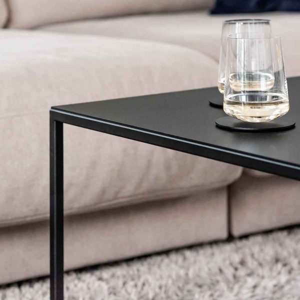 Mesa de centro Kolding negra ambientada