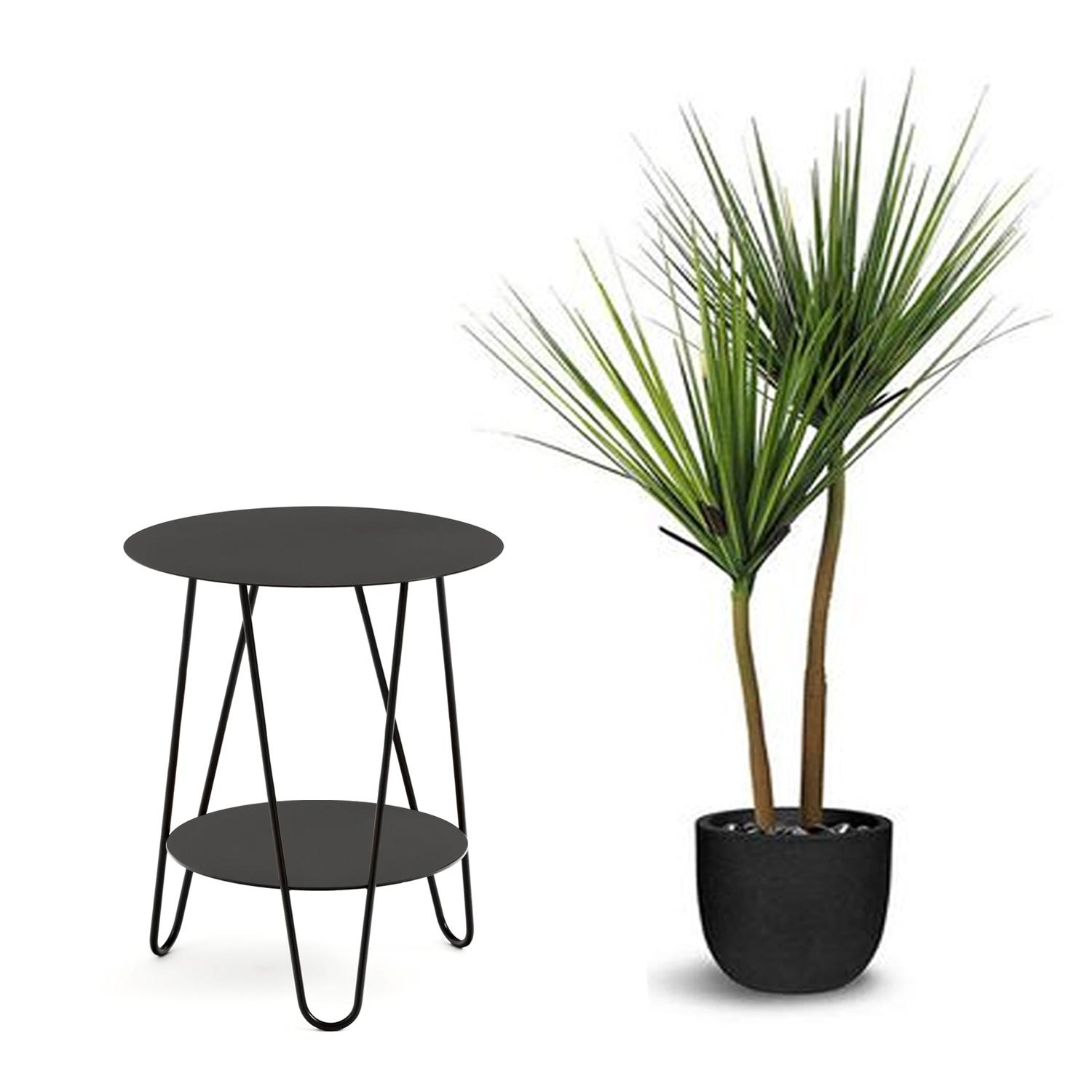 Mesa Lateral metálica Askim ambientada con fondo blanco y una planta en un macetero al lado