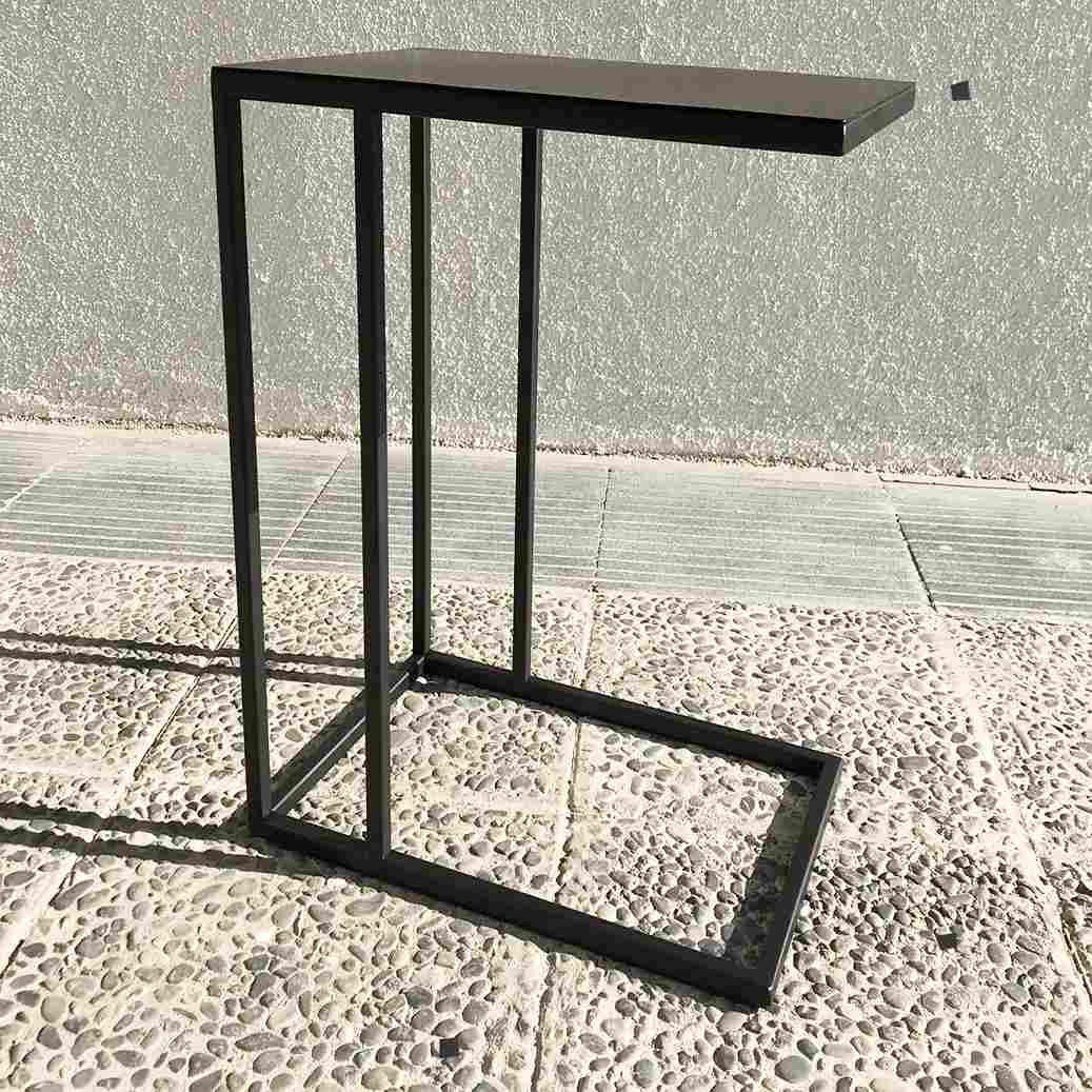 Mesa Auxiliar Metálica Soest XL ambientada en exterior