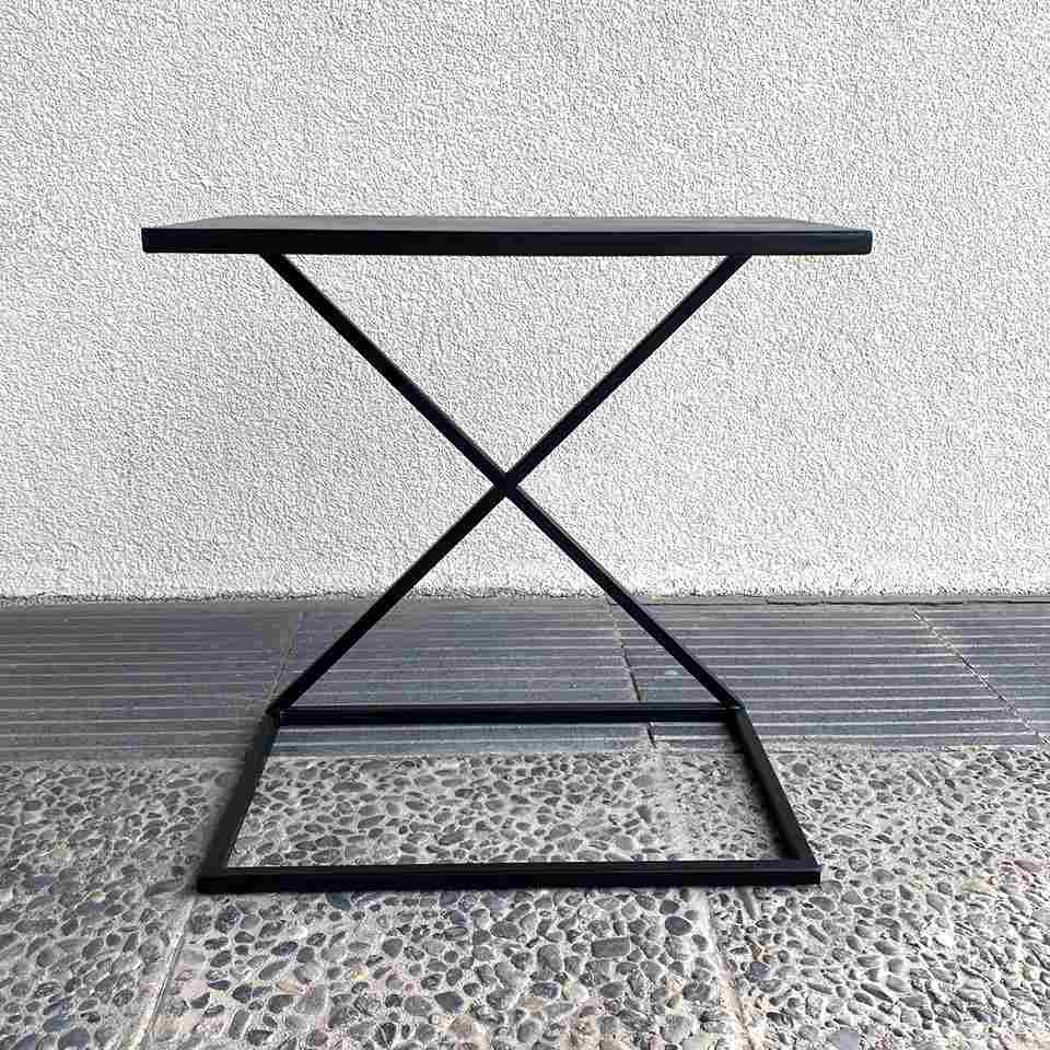 Mesa Auxiliar metálica negra Tubinga vista de frente ambientada en exterior