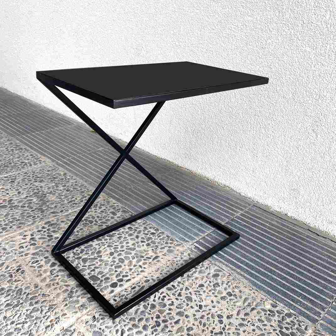 Vista angular de la Mesa Auxiliar metálica negra Tubinga en exterior