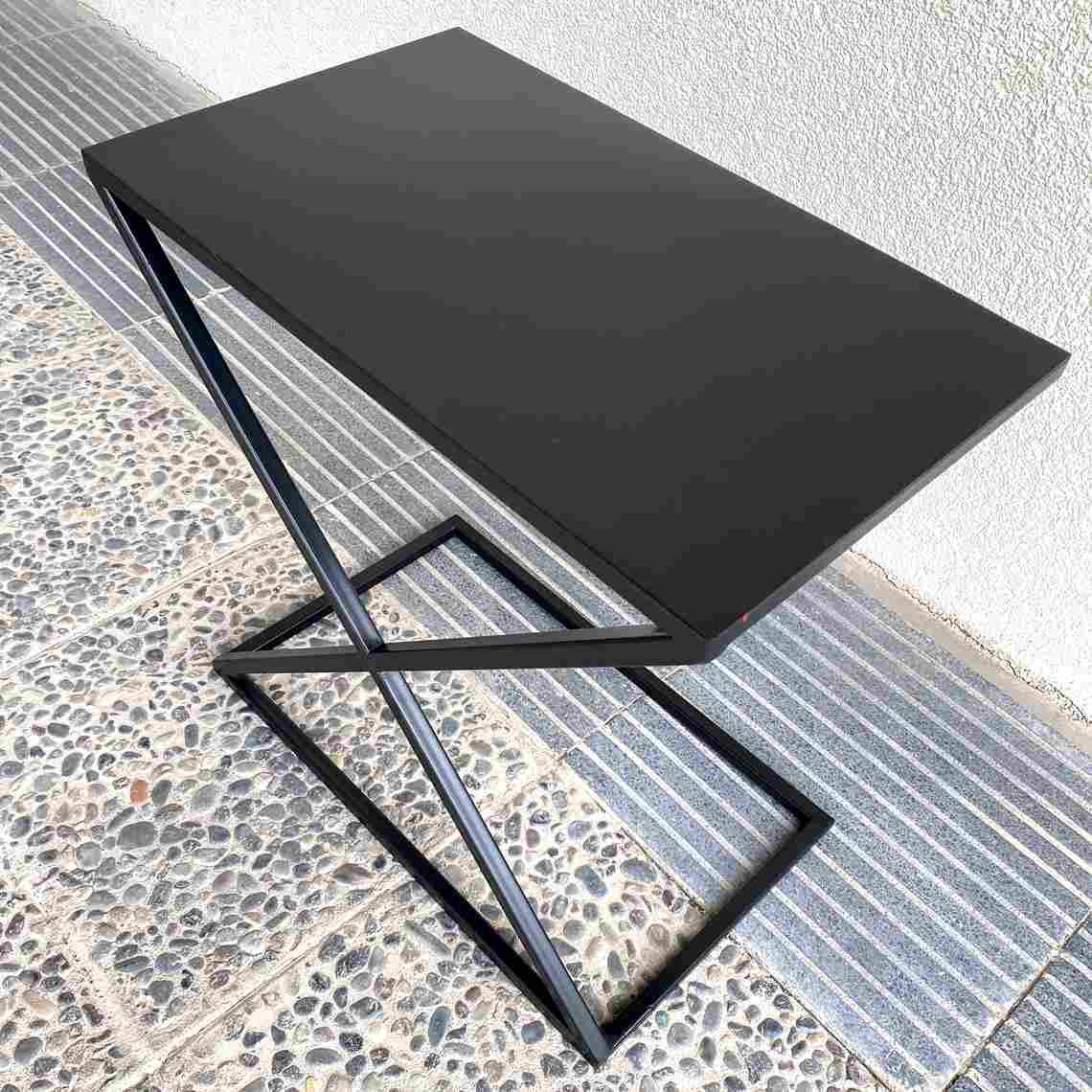 Vista superior de la Mesa Auxiliar metálica negra Tubinga