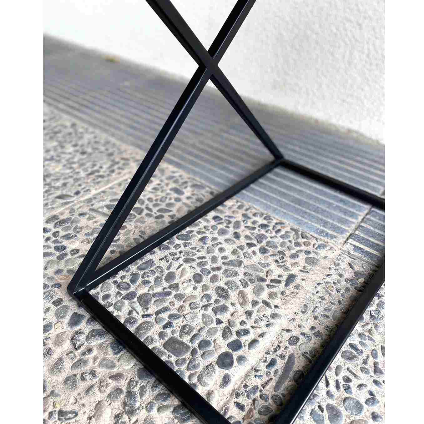 Detalle de las patas de la Mesa Auxiliar metálica negra Tubinga