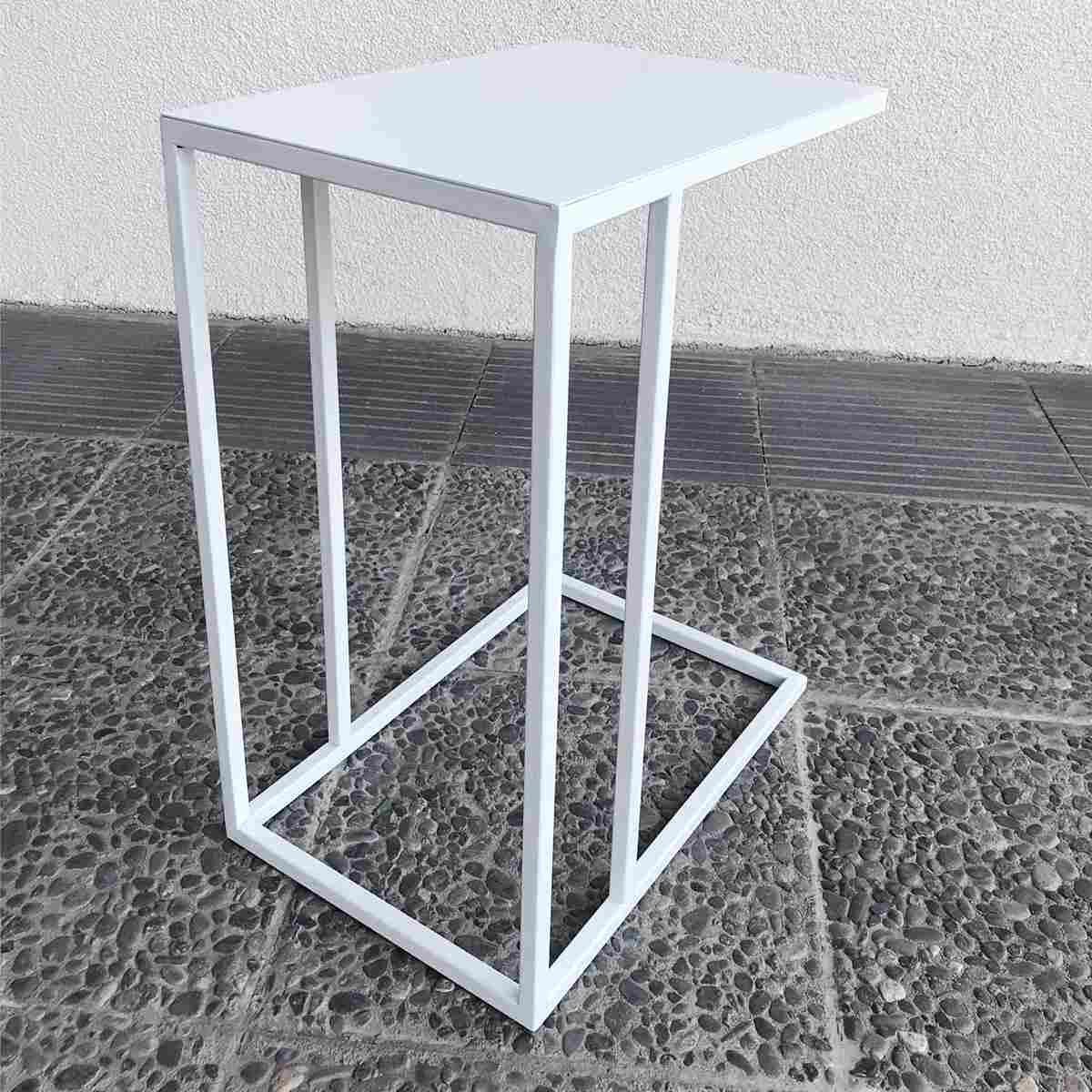 Mesa Auxiliar metálica Soest XL Blanco ambientada en exterior