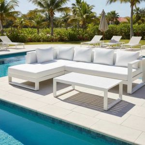 Living Mons frente a una piscina al aire libre