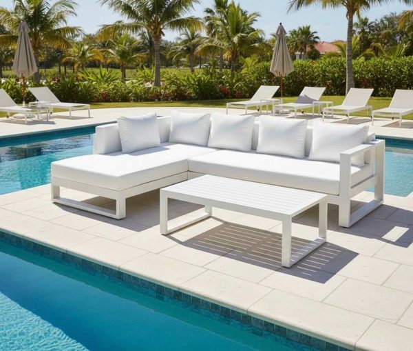 Living Mons frente a una piscina al aire libre
