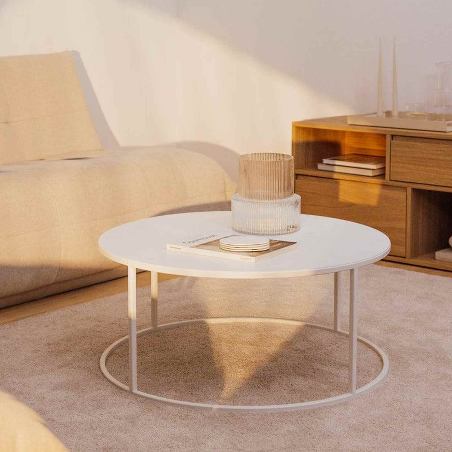 Mesa de centro Vilna Blanco 96×45 ambientada en un living