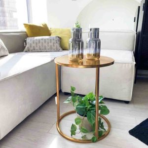 Mesa metálica dorada NES ambientada