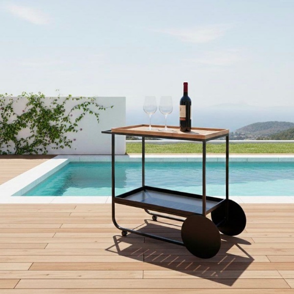 Carro Bar Varel ambientado frente a una piscina